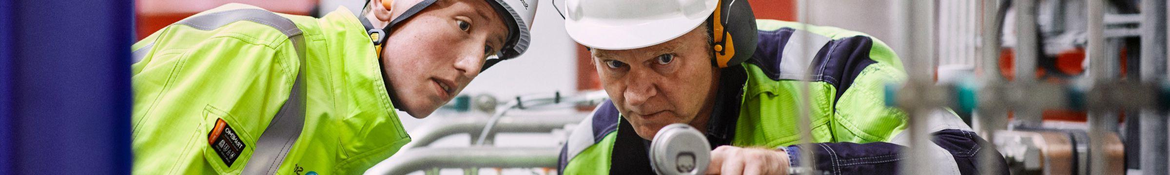 在挪威的Ringendalen发电厂，员工们正在查看设备